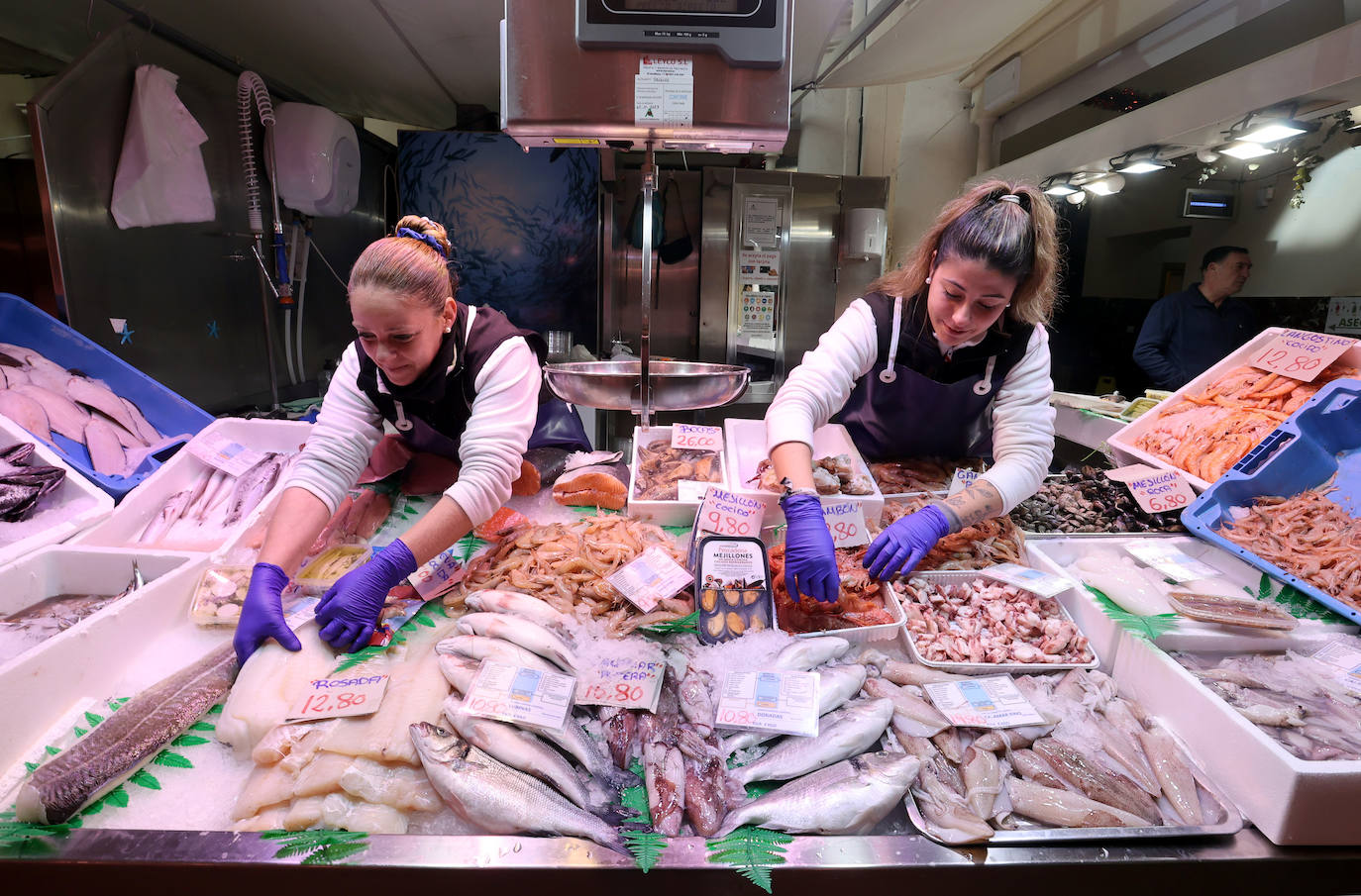 Las compras para las comidas de Navidad en Córdoba, en imágenes