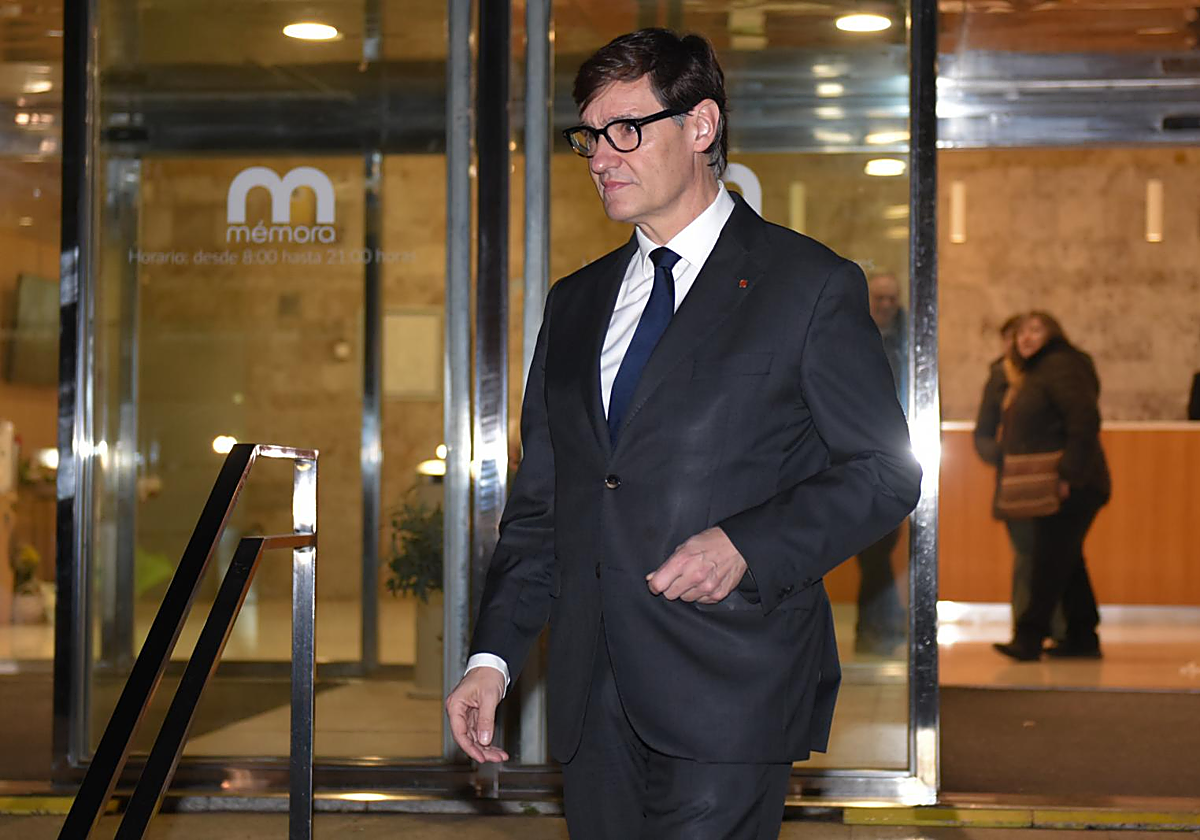 Salvador Illa, presidente de la Generalitat de Cataluña, saliendo del tanatorio de Les Corts, el domingo