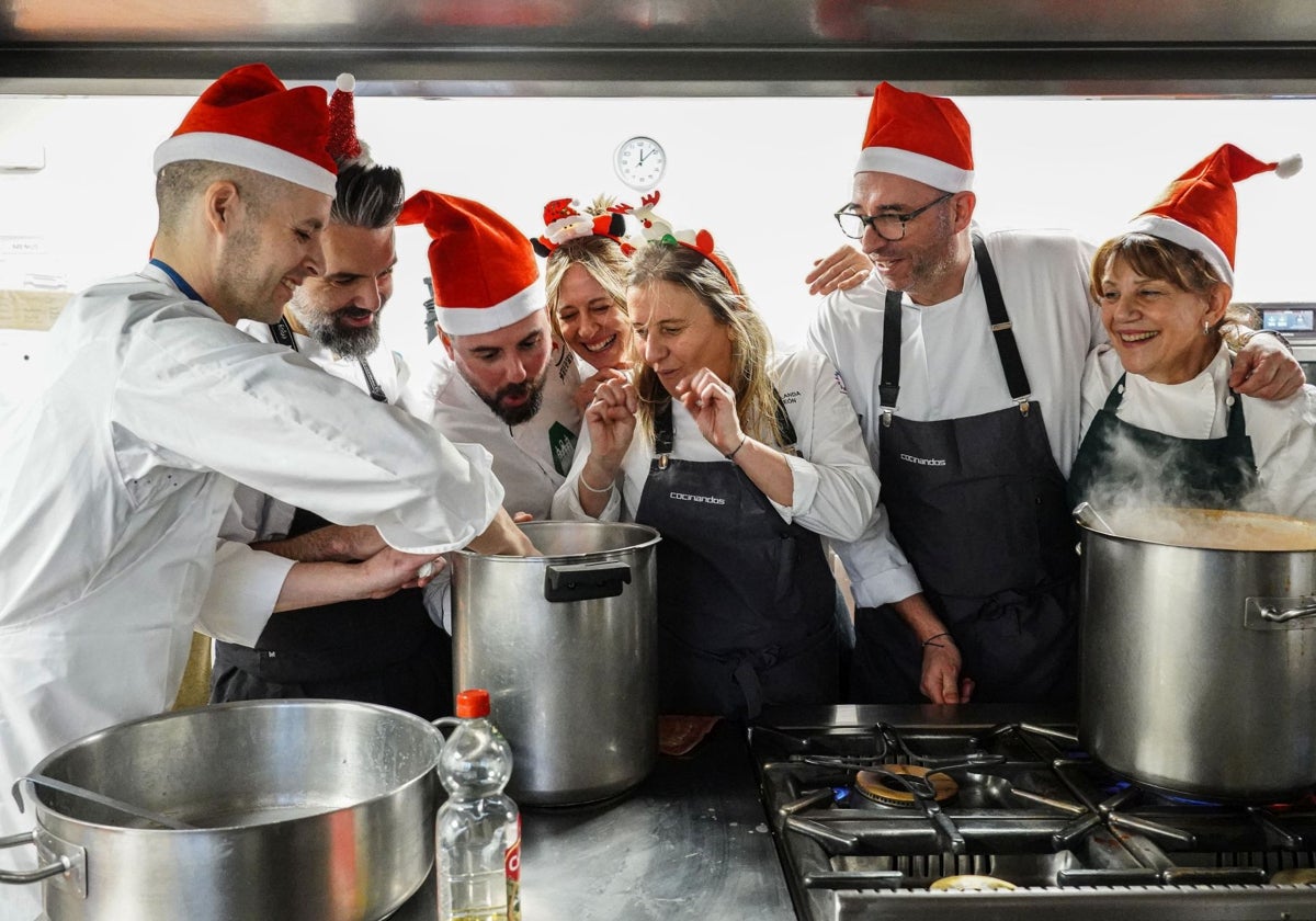 Los cocineros preparan un menú navideño para el comedor social