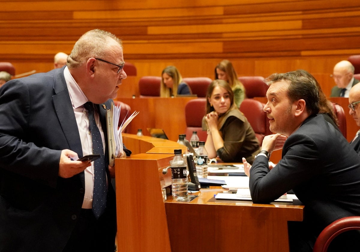 El consejero de Sanidad, Alejandro Vázquez, charla con el portavoz del PP en las Cortes, Ricardo Gavilanes