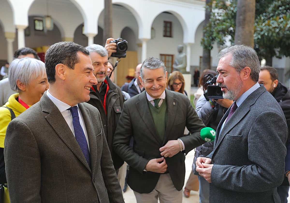El presidente andaluz, Juanma Moreno, y el secretario general del PSOE-A, Juan Espadas