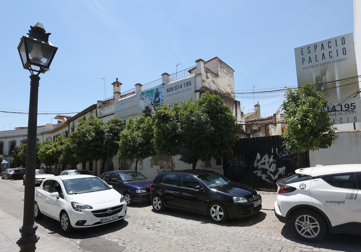 Fincas de Mayor de Santa Marina, 19 y 21, que acogerán los nuevos apartamentos turísticos