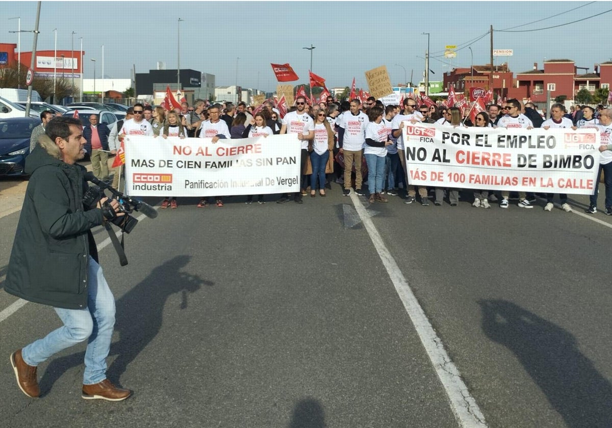 Trabajadores de la planta de Bimbo en El Verger (Alicante) durante una manifestación contra el cierre