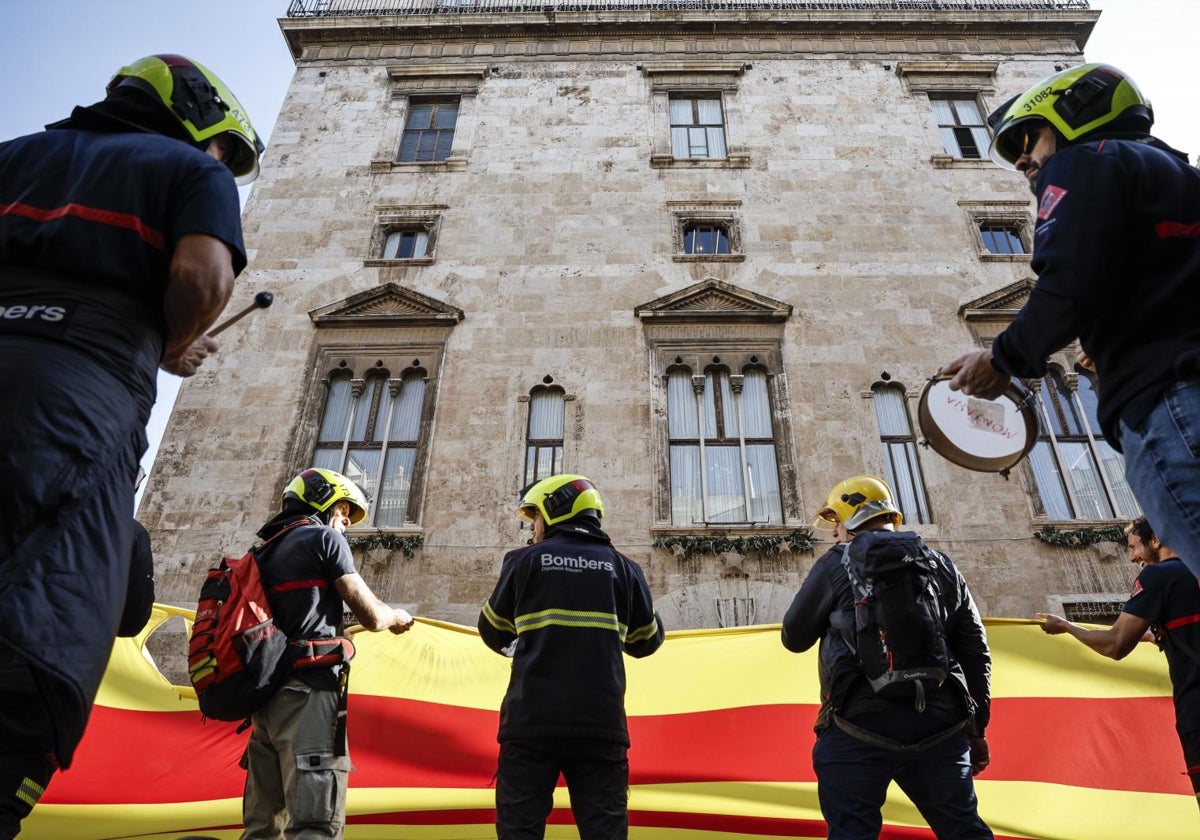 Manifestación de bomberos frente al Palau de la Generalitat Valenciana