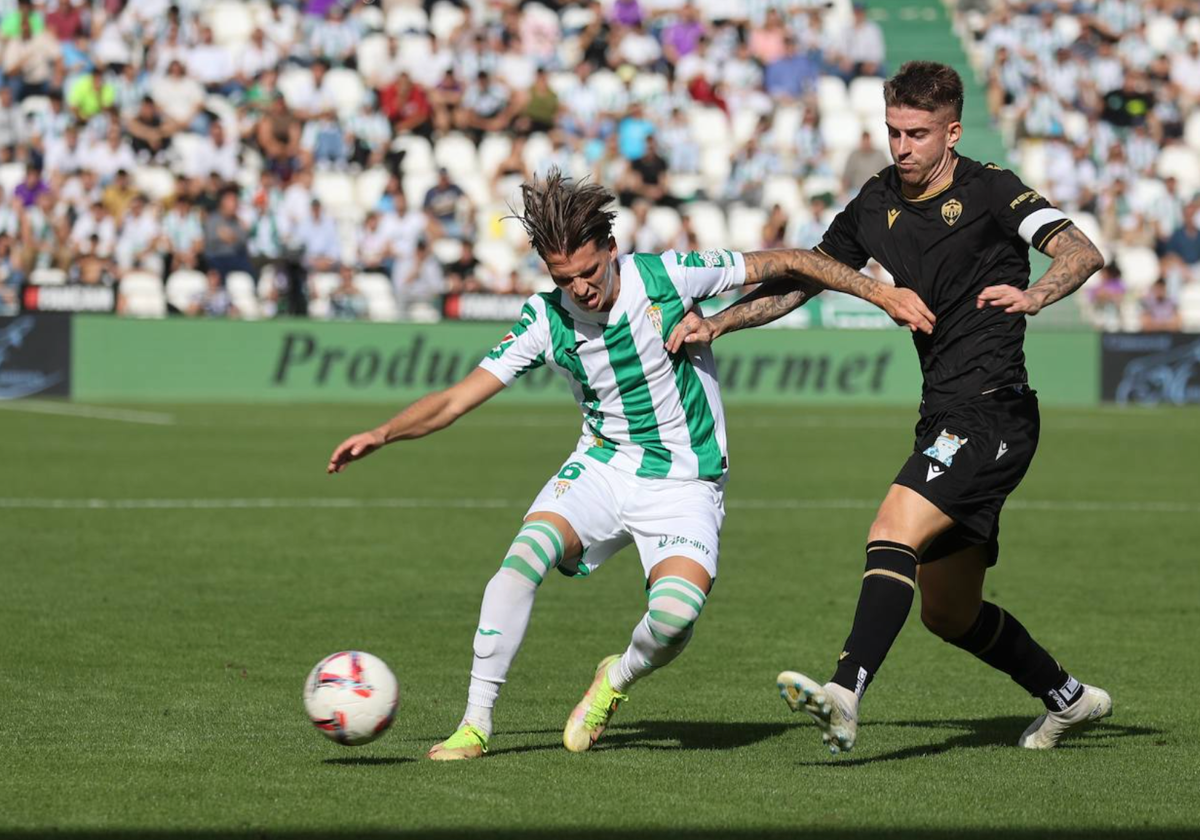 Álex Sala conduce el balón  ante un rival del Castellón