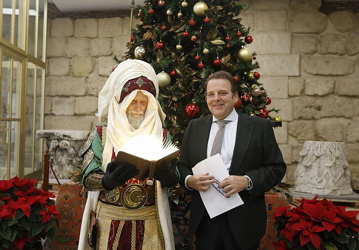 El emisario real junto a Julián Urbano.