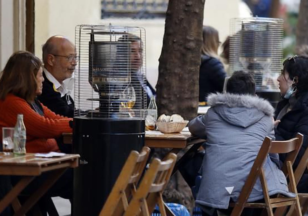 Una terraza con estufas, e una imagen de archivo
