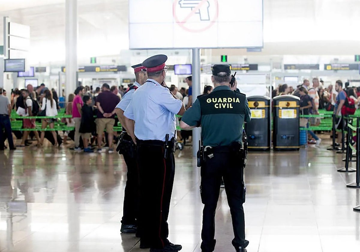 Agentes de los Mossos y de la Guardia Civil en el aeropuerto de Barcelona
