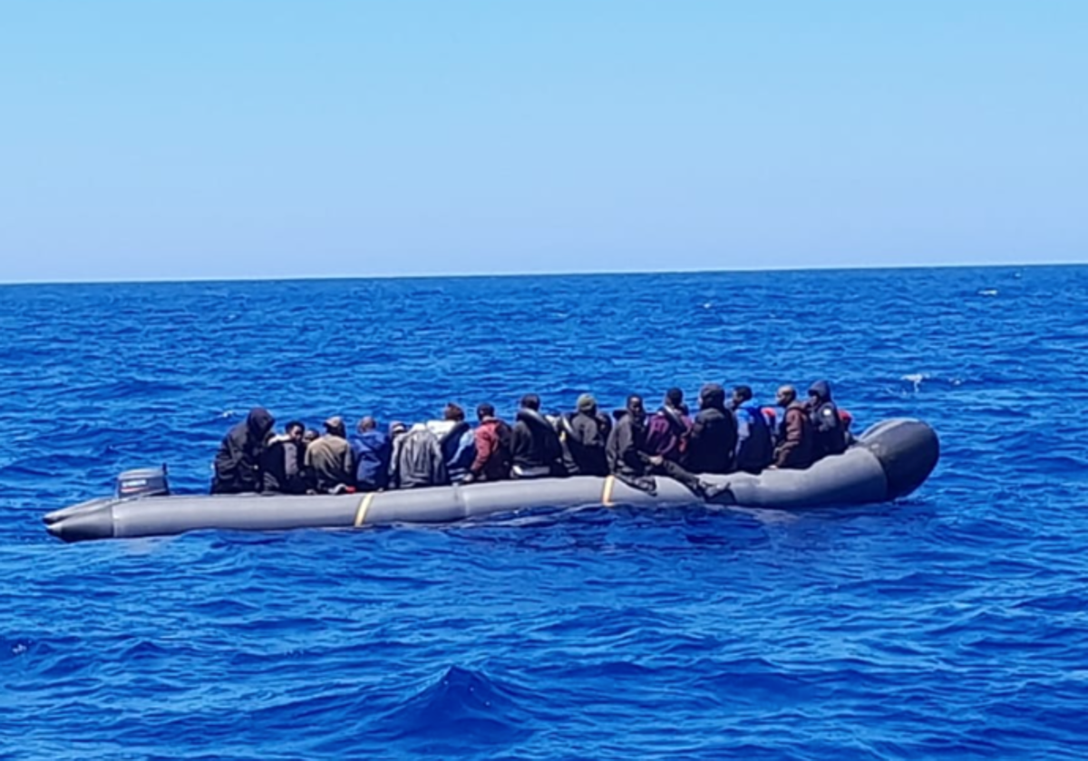 Embarcación neumática rescatada por Salvamento en aguas de Fuerteventura