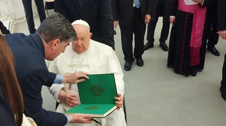 El presidente de la Hermandad Matriz, Santiago Padilla, solicitó al Papa la firma en la encíclica 'Laudato si', que quedará en el Museo del Santuario