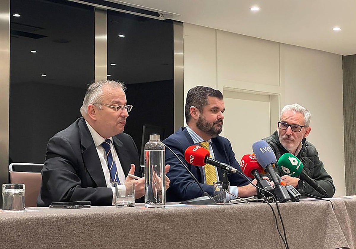 Javier María Pérez-Roldán (Hazte Oír), Luis María Pardo (Iustitia Europa) y Francisco Montiel (ADADE)