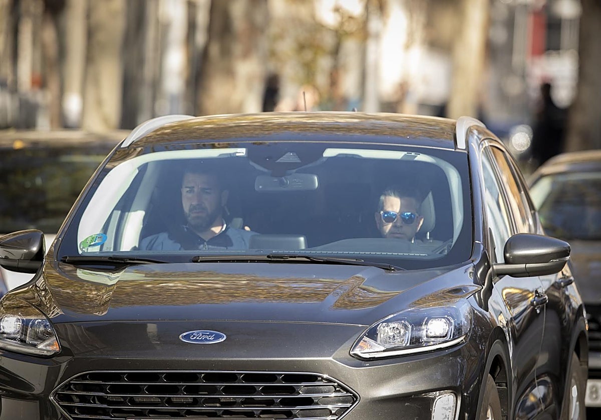 Begoña Gómez, en la parte trasera del vehículo en el que volvió a entrar a los juzgados por el garaje