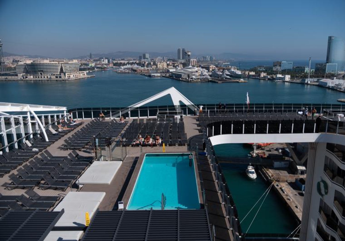 Vista de un crucero en el Puerto de Barcelona