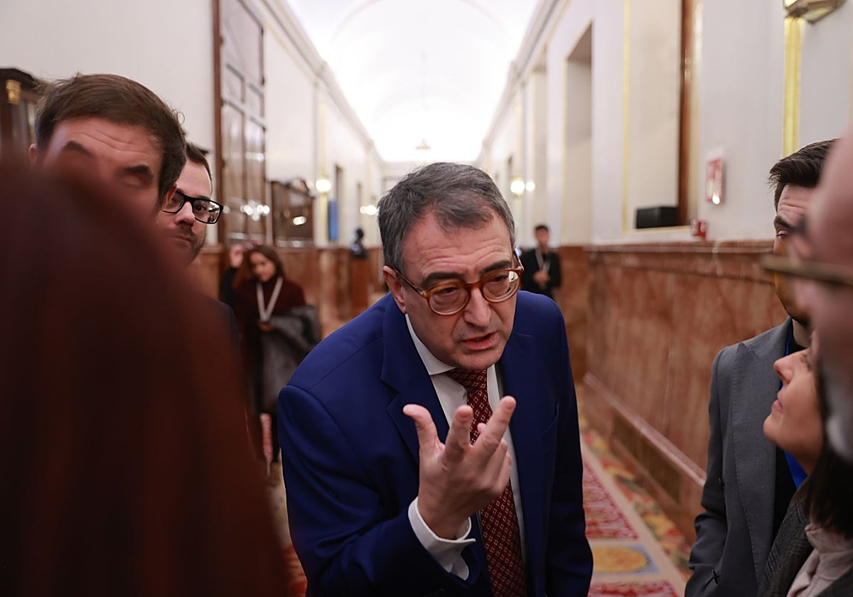 El portavoz del PNV en el Congreso, Aitor Esteban, explica a los periodistas la posición de su grupo