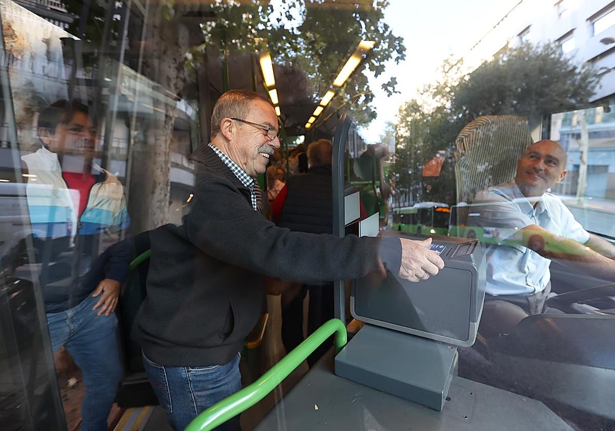 Un pasajero pasa su tarjeta para acceder a un autobús de Aucorsa