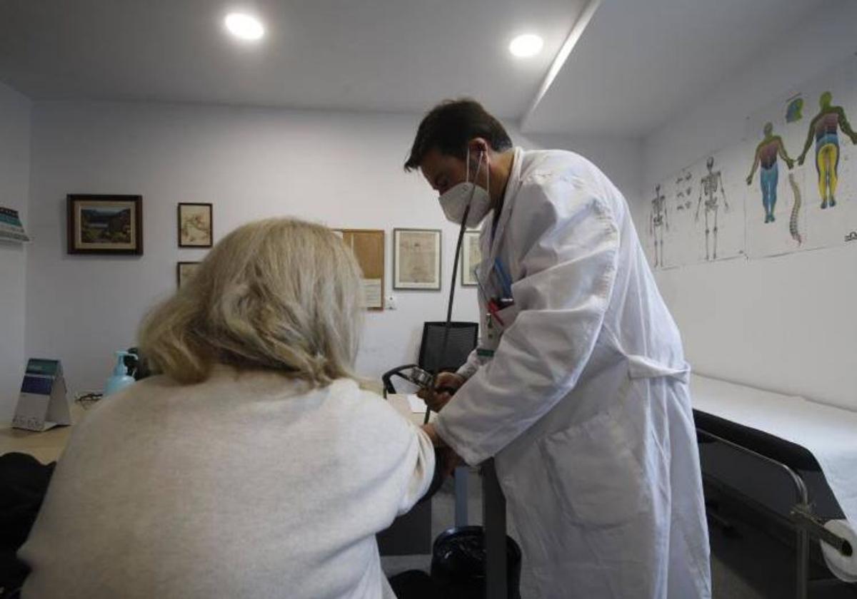 Un médico en plena consulta de Atención Primaria