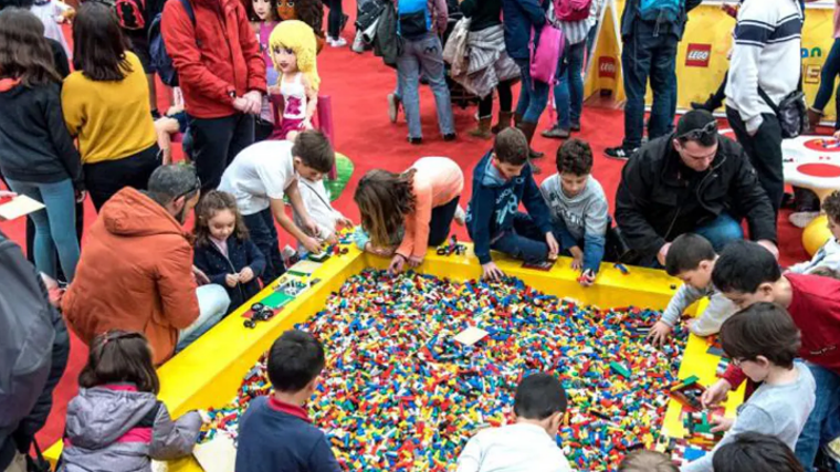 Niños en el parque de bolas de Juvenalia, en ediciones pasadas