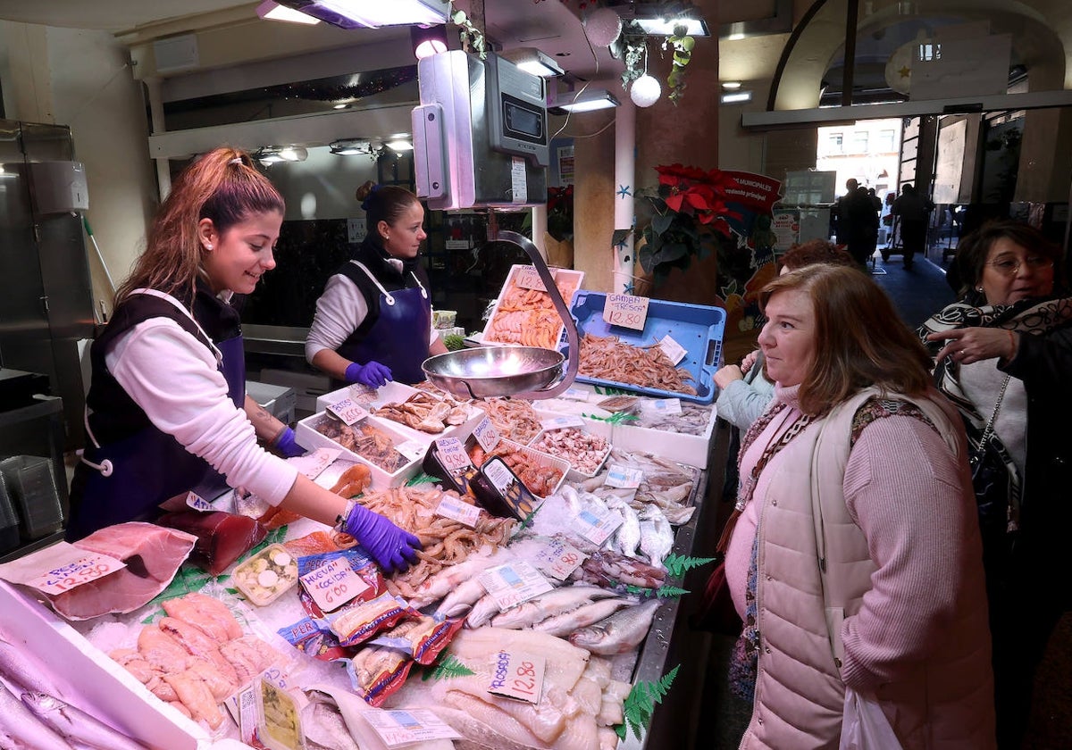 Las compras para las comidas de Navidad en Córdoba, en imágenes