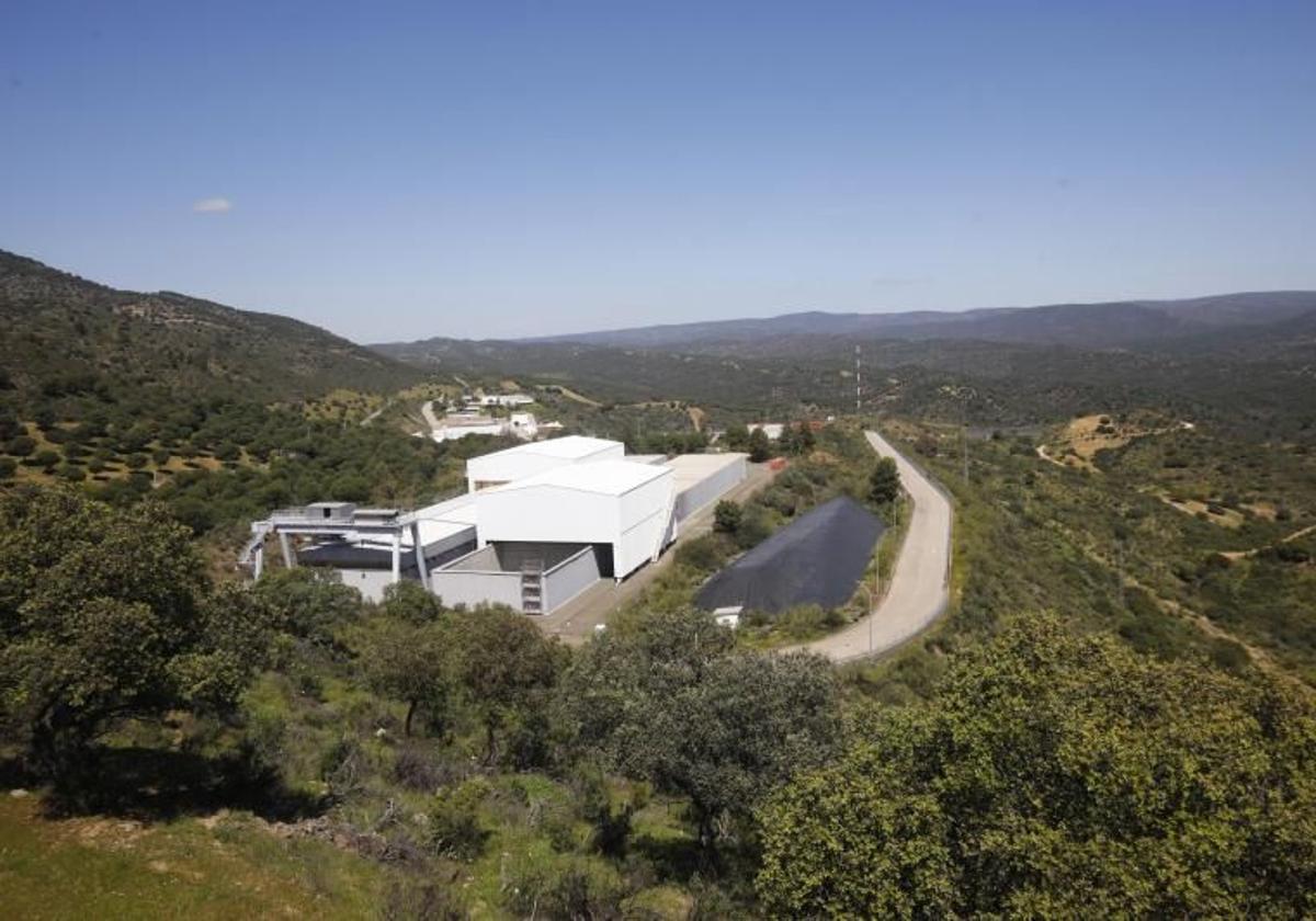 Vista de las instalaciones de el Centro de Almacenamiento de Residuos Radioactivos de Muy Baja, Baja y Media Actividad, El Cabril, situado en el término municipal de Hornachuelos