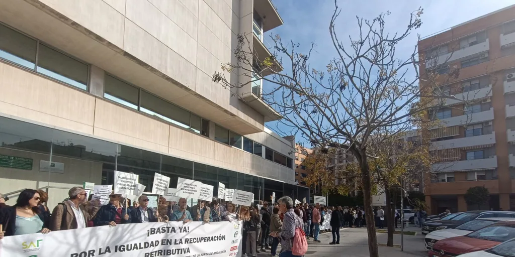 Los funcionarios de la Junta de Andalucía cobran hasta 10.600 euros menos al año que los de otras autonomías