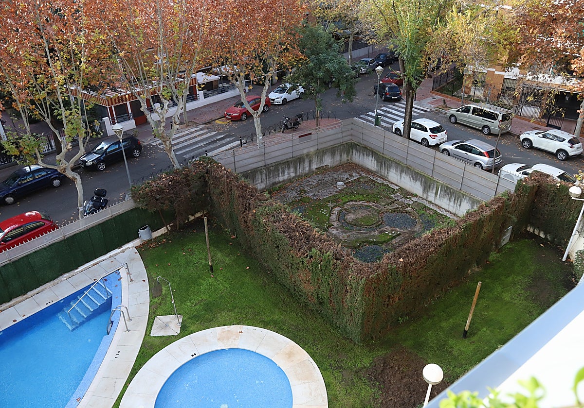 Parcela donde está la villa romana a la que pertence la parte que sale a subasta bajo un local frente a ella