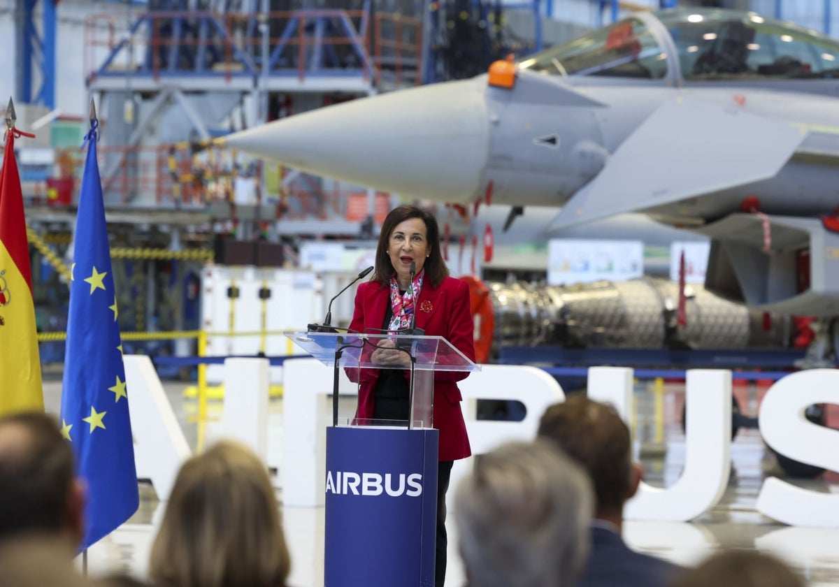 La ministra de Defensa, Margarita Robles, en la firma del programa Halcón II en la factoría de Airbus en Getafe