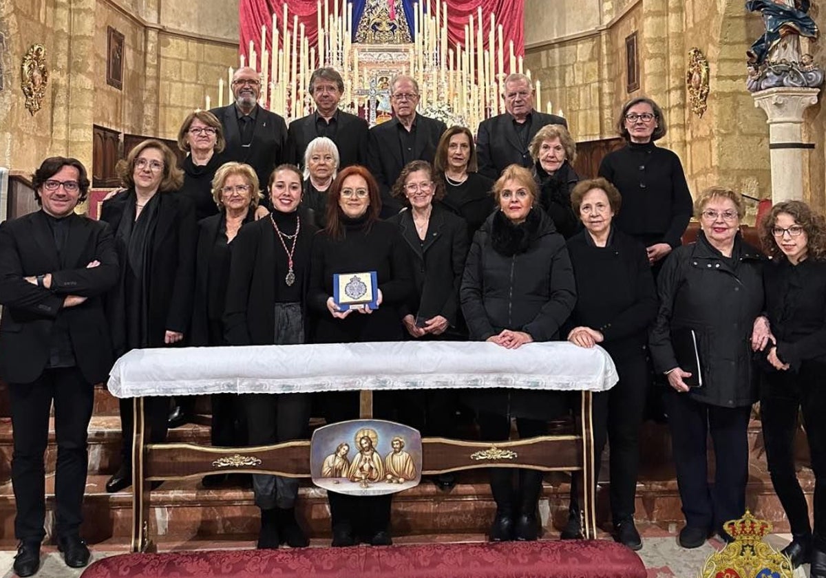 Integrantes del Orfeón Cajasur, fotografiados tras los cultos de la Virgen de la Palma, en San Lorenzo