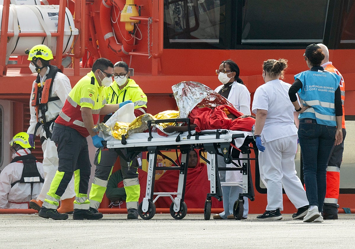 Salvamento  ha rescatado este jueves una  neumática con 55 migrantes a bordo