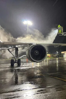 Los 'hombres del deshielo' de la T4: Barajas descongela cada invierno 1.500 aviones para que puedan volar