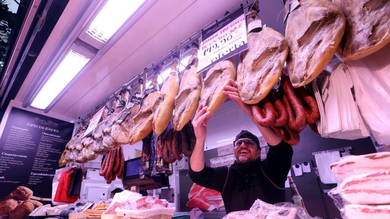 Jamones y embutidos en el mercado de la Corredera