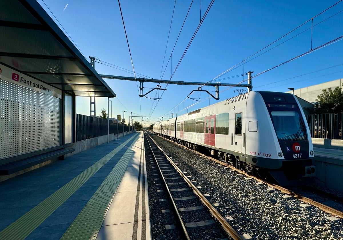 Imagen de un apeadero de Metrovalencia entre Paterna y Lliria