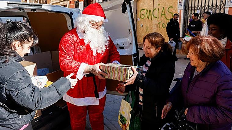 El chef José Andrés repartiendo regalos a los habitantes de Paiporta