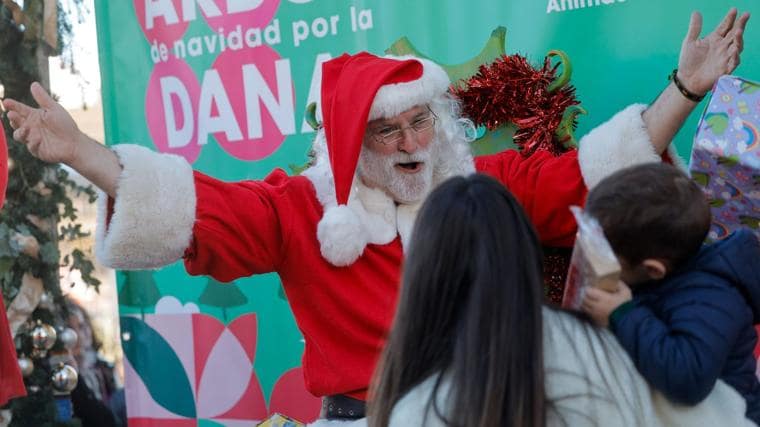 Chef José Andrés receiving the boys and girls of Paiporta to listen to their requests for Christmas gifts