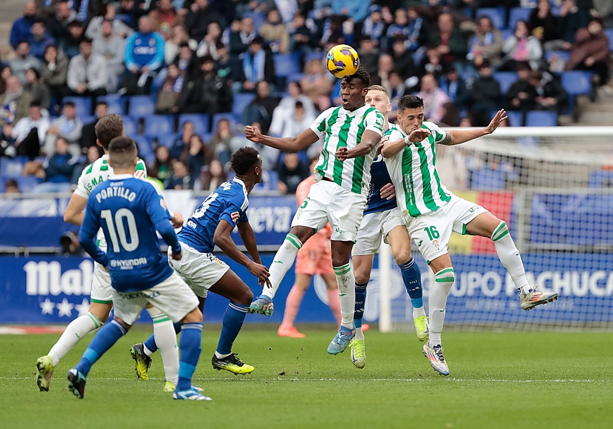 Marvel cabecea un balón durante el partido en el Carlos Tartiere