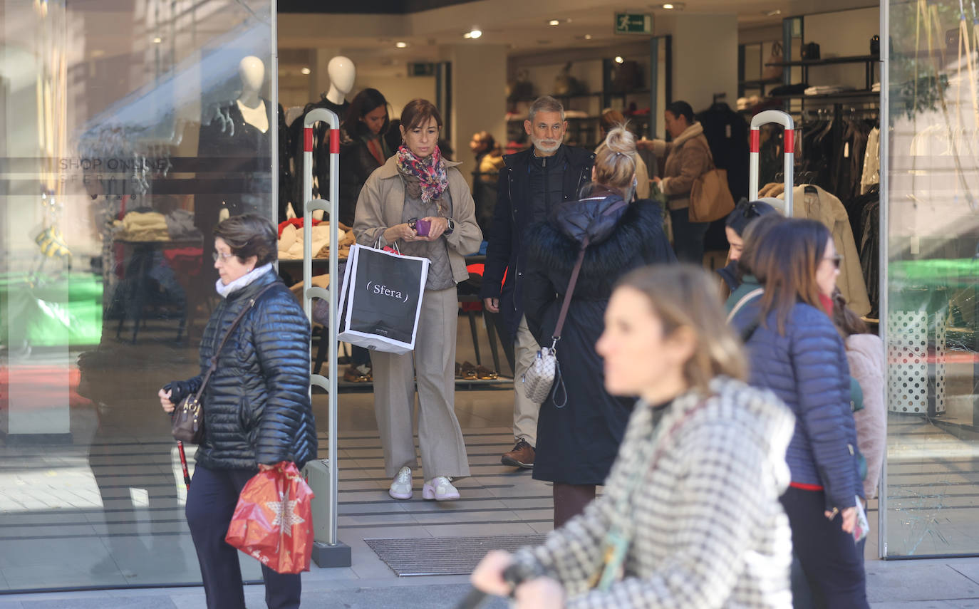 Las populares compras de regalos navideños en el Centro, en imágenes