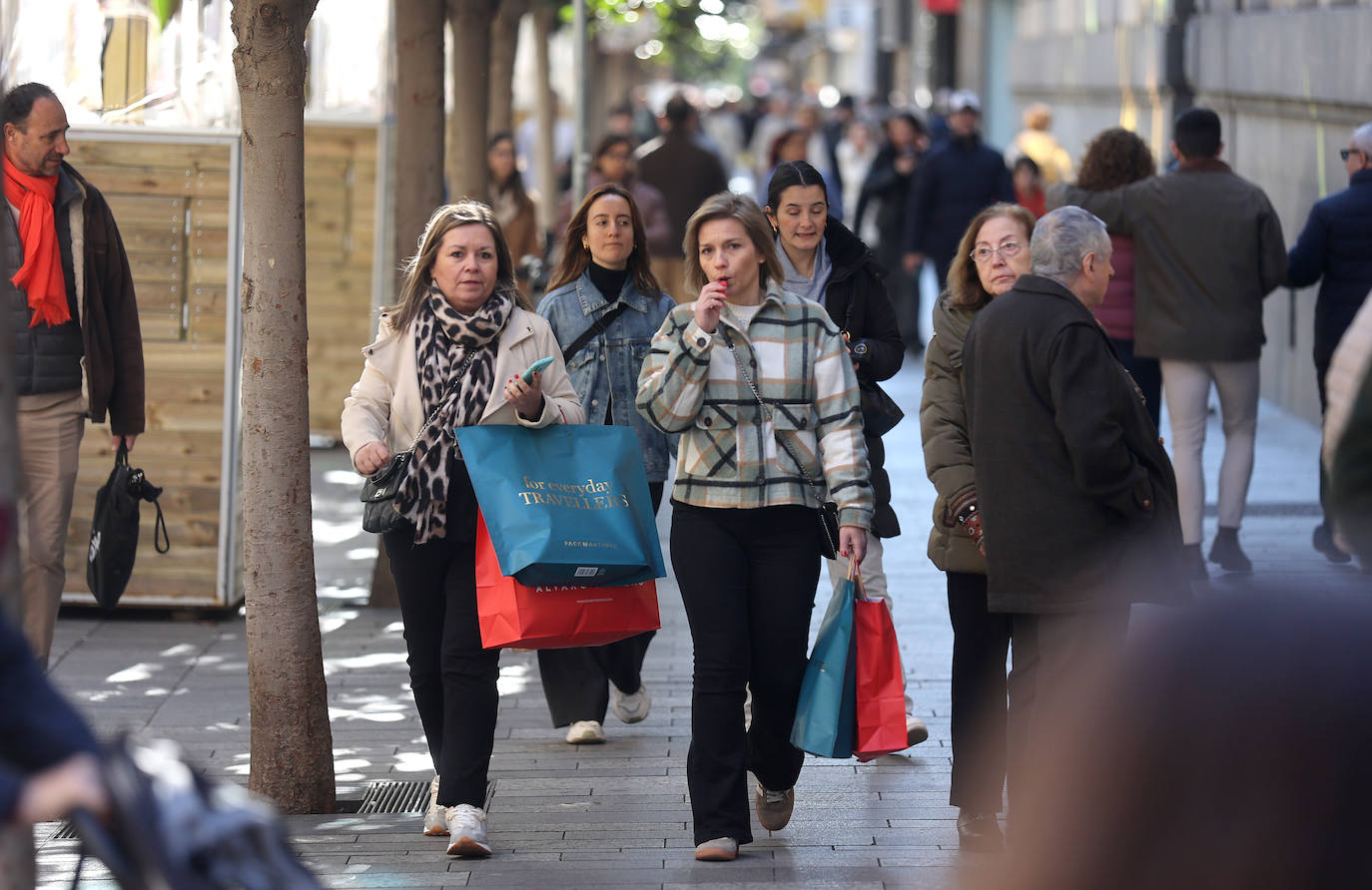 Las populares compras de regalos navideños en el Centro, en imágenes