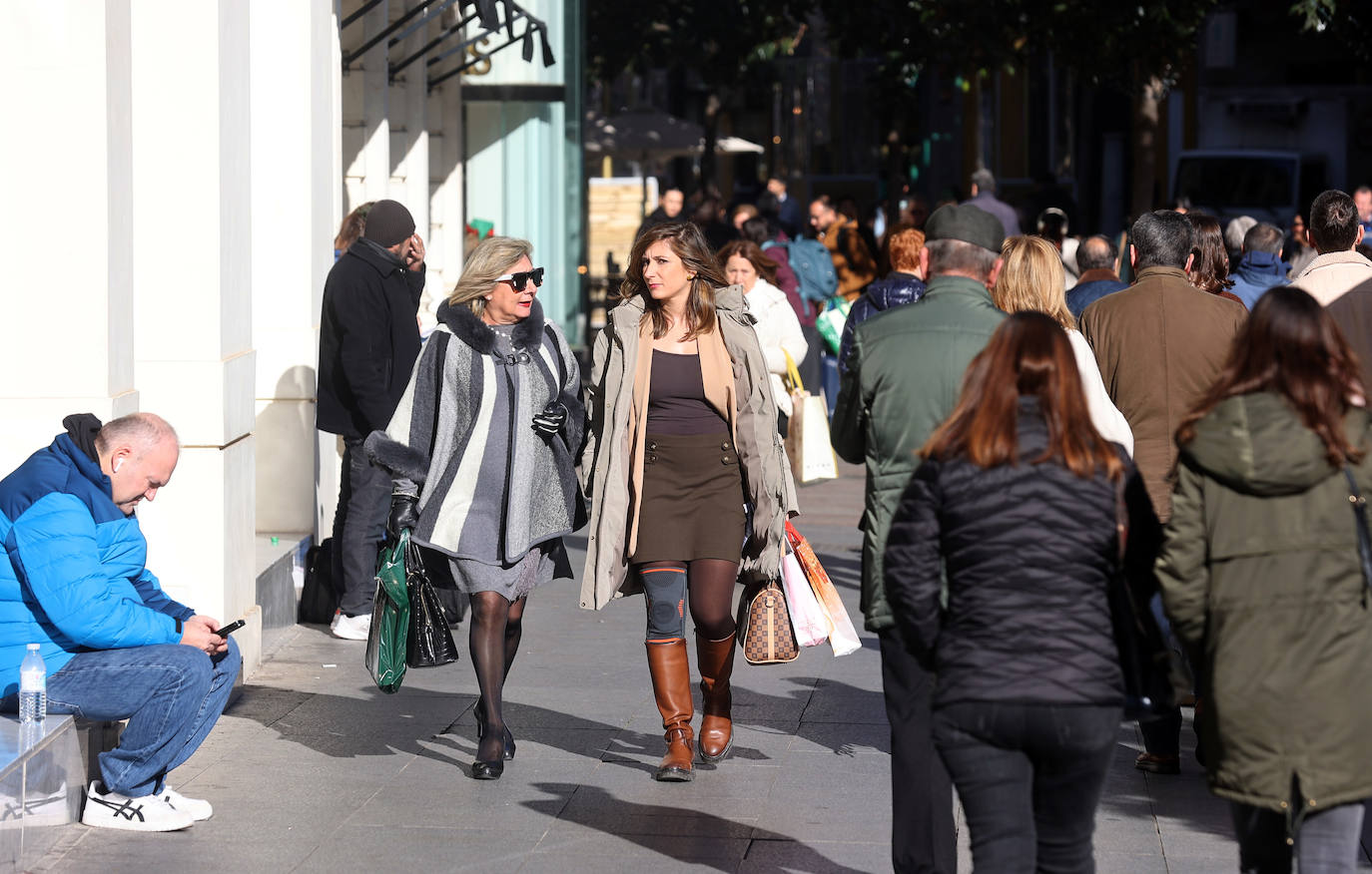 Las populares compras de regalos navideños en el Centro, en imágenes