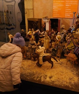 Imagen secundaria 2 - Arriba, montaje de 'La Morana' en la Iglesia zamorana de La Encarnación. Debajo, belén instalado en la Casa de las Carnicerías, en la capital leonesa, y en el zaguán del Ayuntamiento de Ponferrada, cedido este último por el periodista y belenista Manuel Cachafeiro