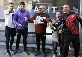 Los socios de un gimnasio de Bilbao, entre ellos el hermano de una víctima de ETA, se llevan parte del tercer premio