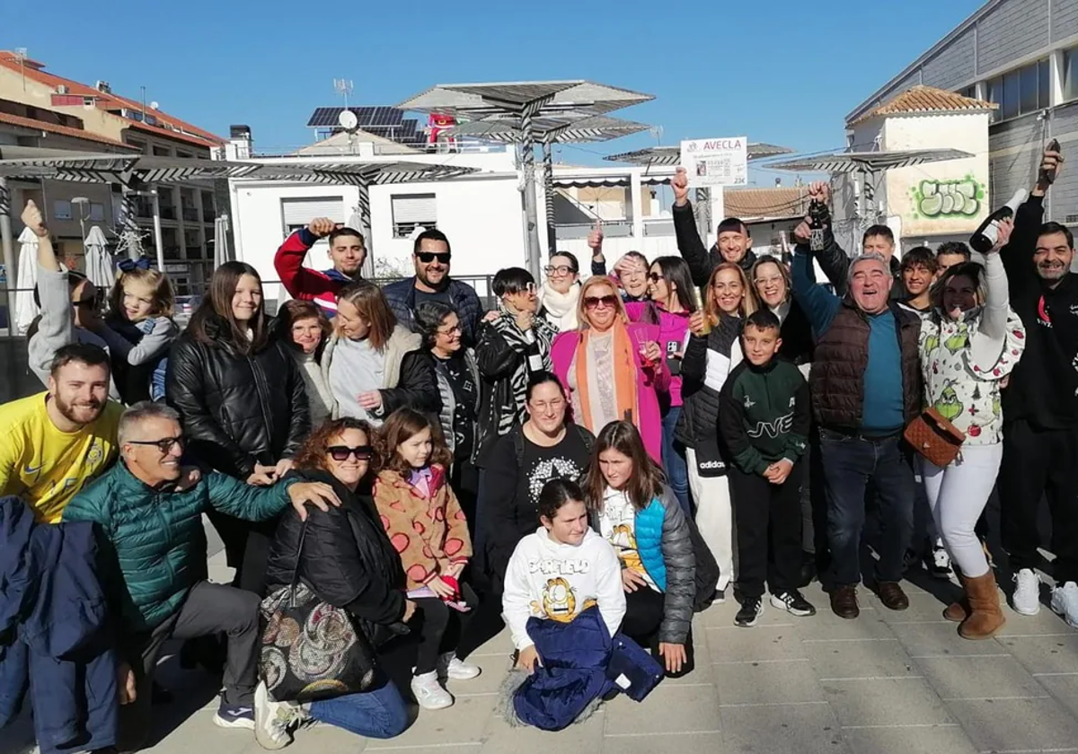 Vecinos de los barrios de El Carmen y Los Ángeles celebran el éxito en la lotería