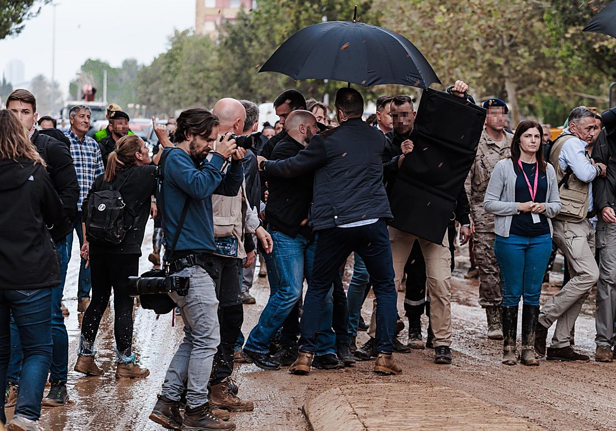 La cápsula de seguridad, protegiendo al presidente en los disturbios de Paiporta del pasado 3 de noviembre