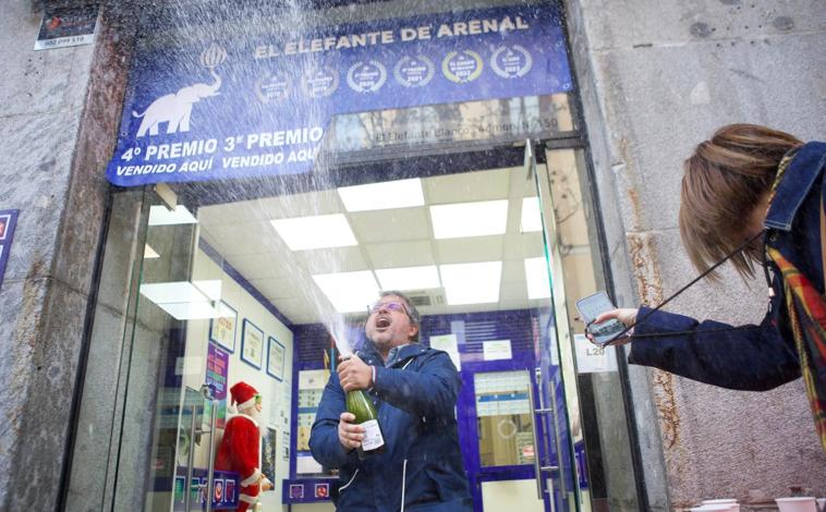 Imagen principal - Madrid se queda con cerca de la mitad del Gordo y tres quintos premios íntegros de la Lotería de Navidad