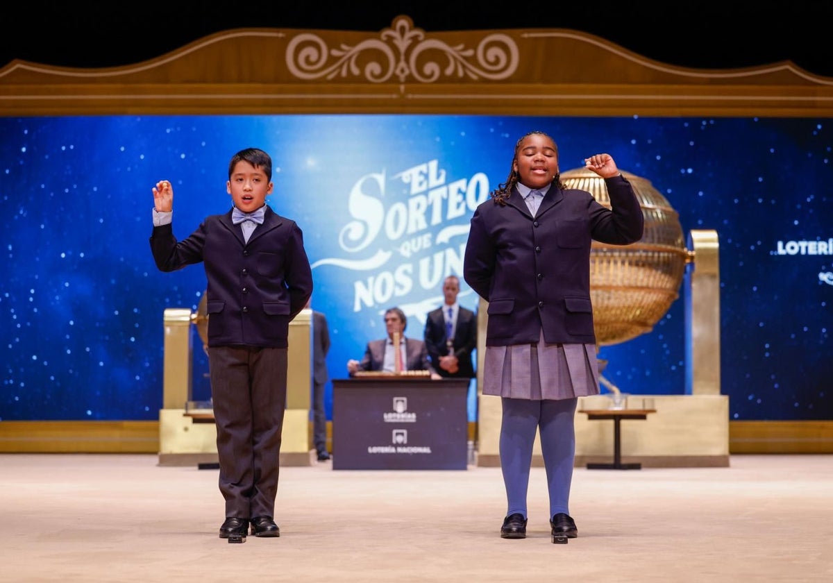 Dos niños de San Idelfonso durante el Sorteo de Navidad este domingo