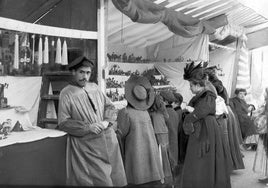 Beleneros en la plaza de Santa Cruz y turroneros en la Plaza Mayor hace cien años