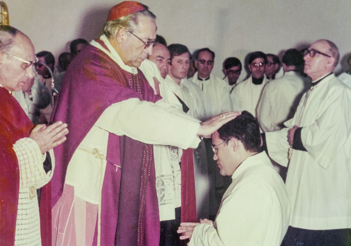 Ordenación sacerdotal de Demetrio Fernández, el 22 de diciembre de 1974, en la Catedral de Toledo