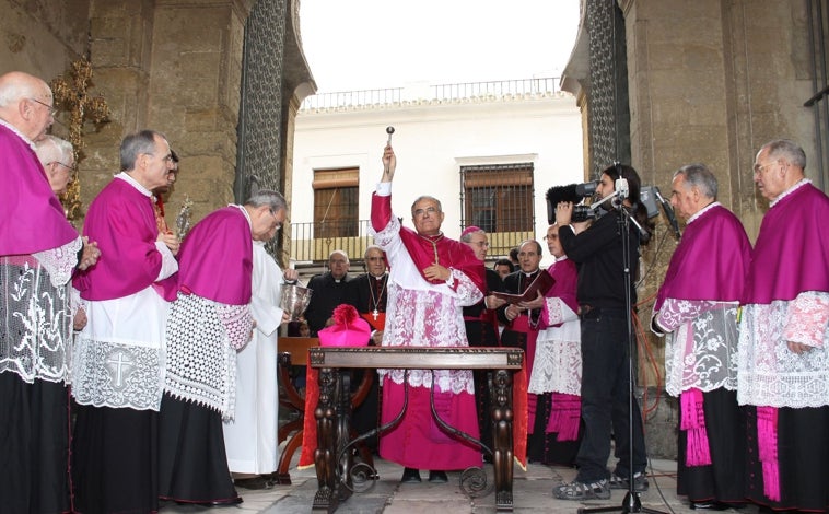 Imagen principal - En la imagen superior, el saludo a la diócesis de Córdoba. Debajo, la ordenación episcopal de Tarazona. en el Monasterio de Veruela-Tarazona. A la derecha, su primer destino como vicario parroquial del Buen Pastor