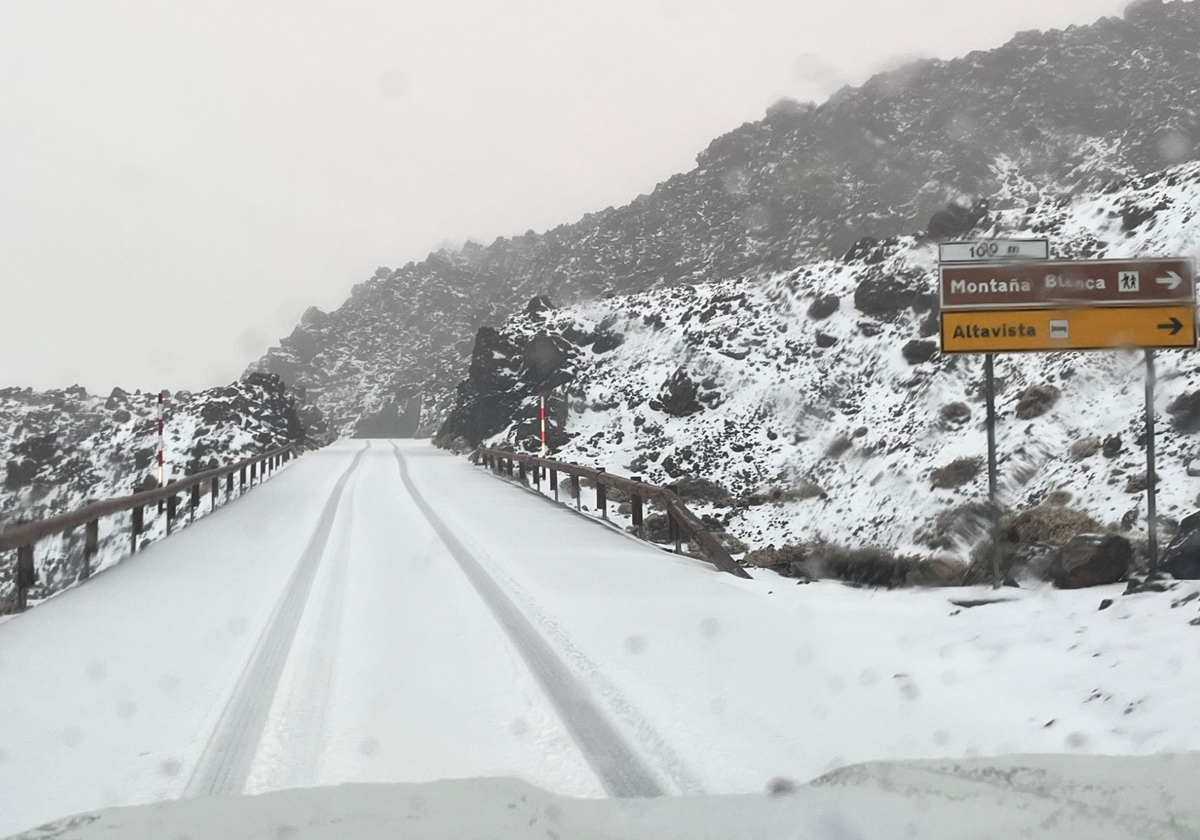 Varios conductores sorprendidos tras &#039;colarse&#039; en el Teide nevado