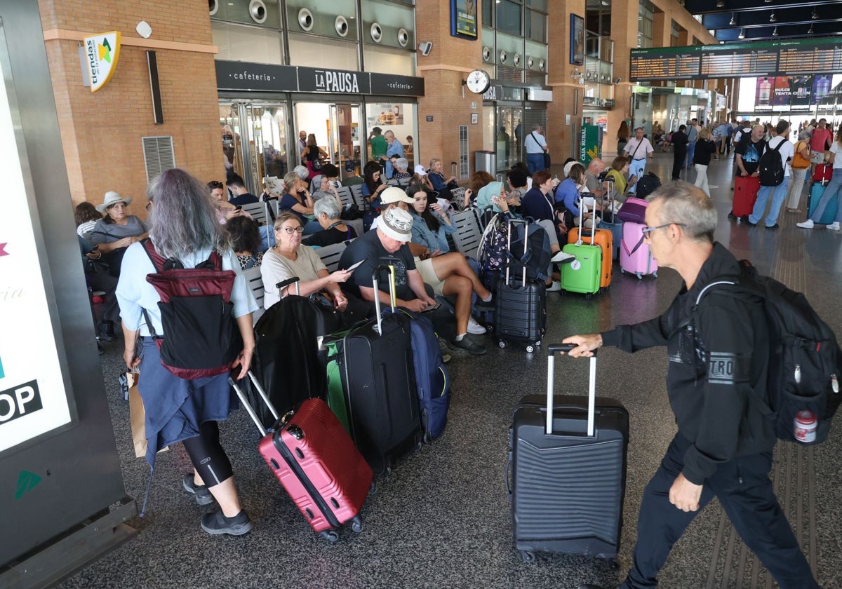 Pasajeros en la estación del AVE de Córdoba