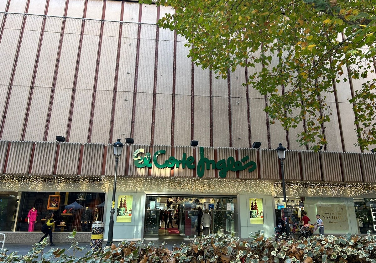 Fachada del edificio de El Corte Inglés en la Carrera de la Virgen, uno de sus dos centros en Granada