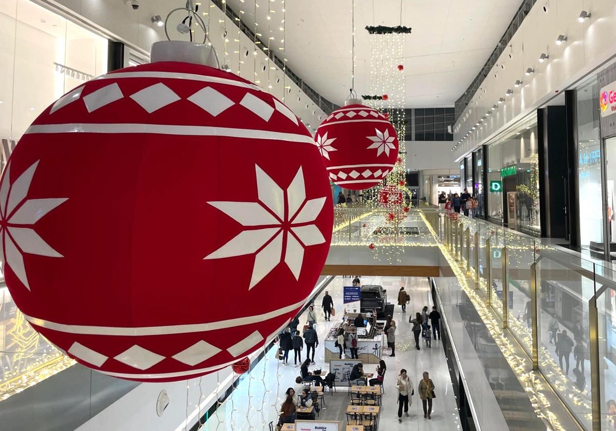 Decoración navideña en el Centro Comercial Torrecárdenas de Almería